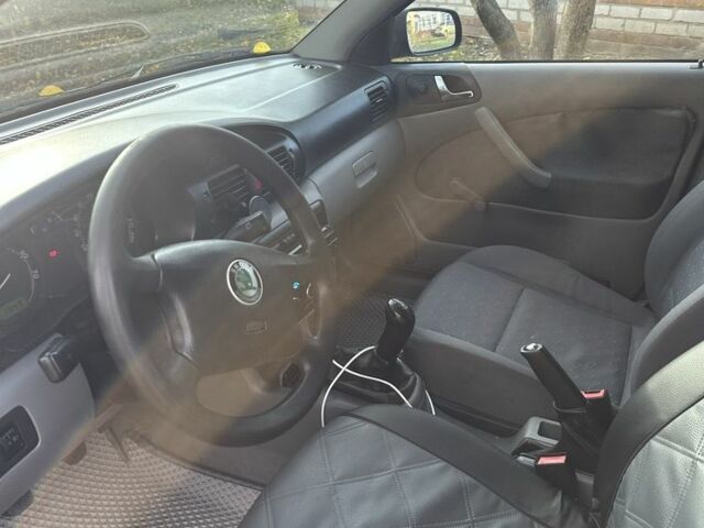 Черный Шкода Октавия, объемом двигателя 1.6 л и пробегом 348 тыс. км за 4200 $, фото 6 на Automoto.ua