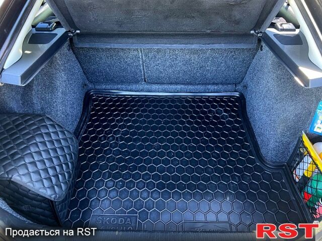 Черный Шкода Октавия, объемом двигателя 1.6 л и пробегом 262 тыс. км за 6500 $, фото 3 на Automoto.ua