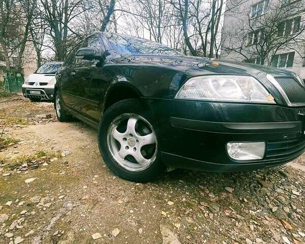 Черный Шкода Октавия, объемом двигателя 1.6 л и пробегом 215 тыс. км за 5350 $, фото 2 на Automoto.ua