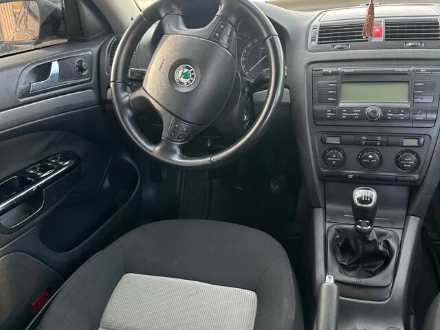 Черный Шкода Октавия, объемом двигателя 1.9 л и пробегом 300 тыс. км за 5650 $, фото 4 на Automoto.ua