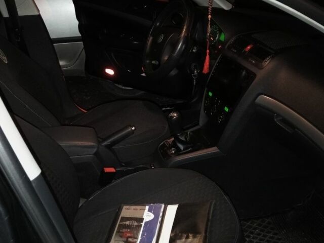 Черный Шкода Октавия, объемом двигателя 1.6 л и пробегом 215 тыс. км за 5500 $, фото 4 на Automoto.ua