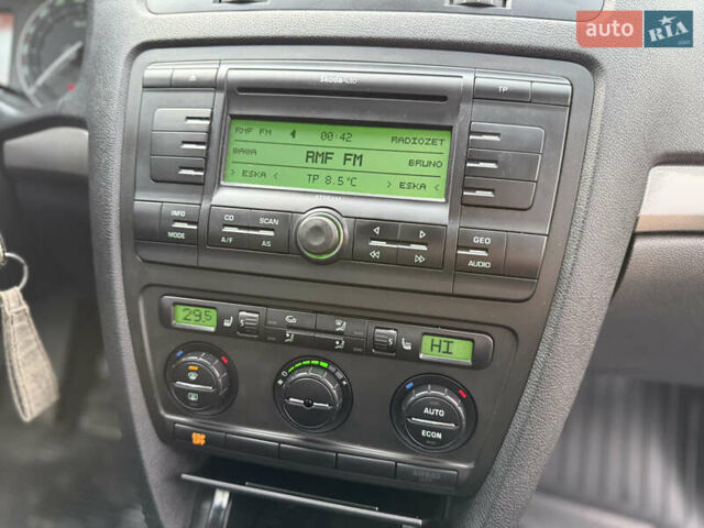 Черный Шкода Октавия, объемом двигателя 1.6 л и пробегом 210 тыс. км за 5450 $, фото 5 на Automoto.ua