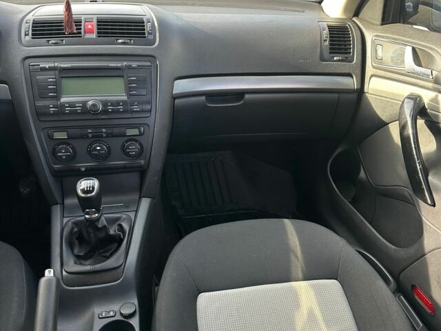 Черный Шкода Октавия, объемом двигателя 1.9 л и пробегом 300 тыс. км за 5650 $, фото 5 на Automoto.ua