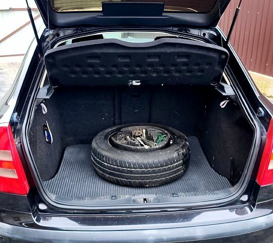 Черный Шкода Октавия, объемом двигателя 1.6 л и пробегом 285 тыс. км за 6700 $, фото 2 на Automoto.ua