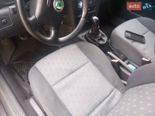 Черный Шкода Октавия, объемом двигателя 1.6 л и пробегом 194 тыс. км за 4800 $, фото 5 на Automoto.ua