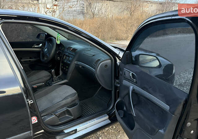 Черный Шкода Октавия, объемом двигателя 1.6 л и пробегом 287 тыс. км за 5600 $, фото 4 на Automoto.ua