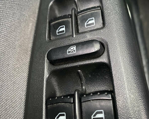 Черный Шкода Октавия, объемом двигателя 1.6 л и пробегом 359 тыс. км за 5100 $, фото 13 на Automoto.ua