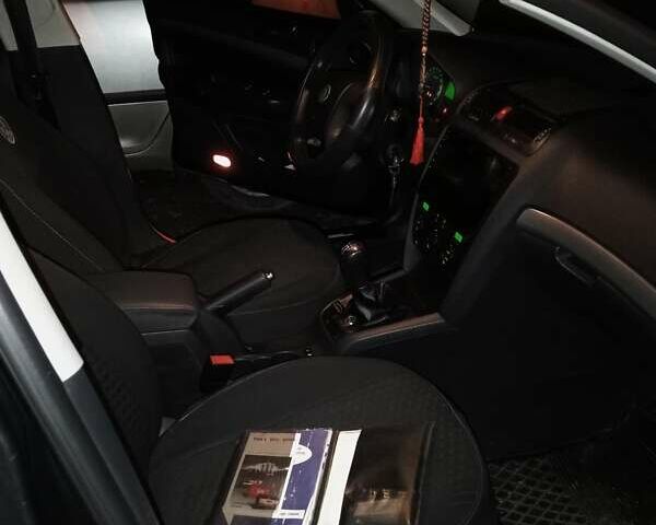 Черный Шкода Октавия, объемом двигателя 1.6 л и пробегом 215 тыс. км за 5350 $, фото 5 на Automoto.ua