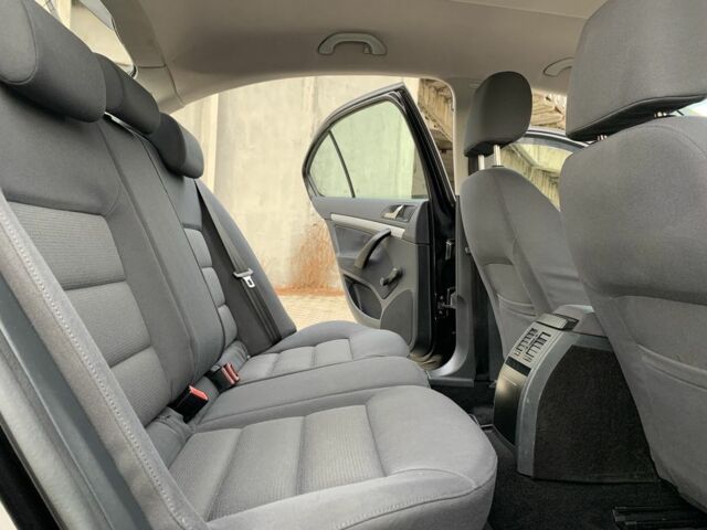 Черный Шкода Октавия, объемом двигателя 1.6 л и пробегом 180 тыс. км за 5750 $, фото 16 на Automoto.ua