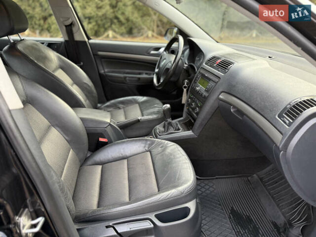 Черный Шкода Октавия, объемом двигателя 1.6 л и пробегом 210 тыс. км за 5450 $, фото 3 на Automoto.ua