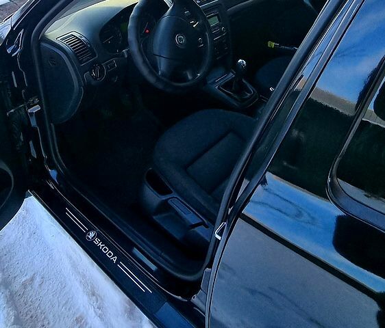 Черный Шкода Октавия, объемом двигателя 1.6 л и пробегом 340 тыс. км за 5999 $, фото 9 на Automoto.ua