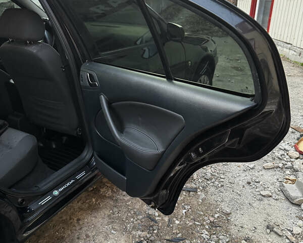 Черный Шкода Октавия, объемом двигателя 1.6 л и пробегом 250 тыс. км за 5200 $, фото 10 на Automoto.ua