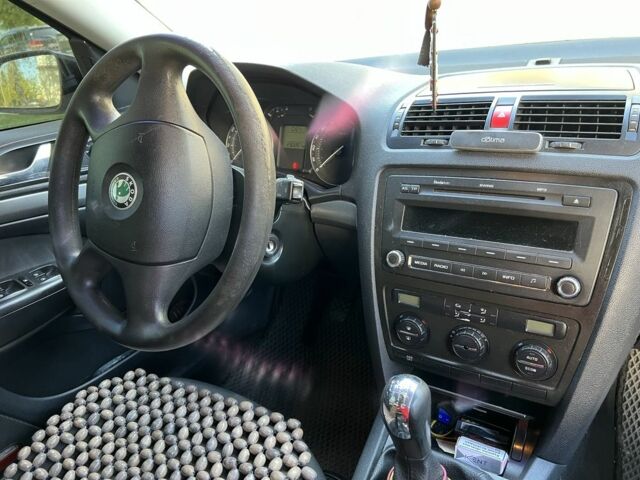 Чорний Шкода Октавія, об'ємом двигуна 2 л та пробігом 270 тис. км за 3800 $, фото 8 на Automoto.ua