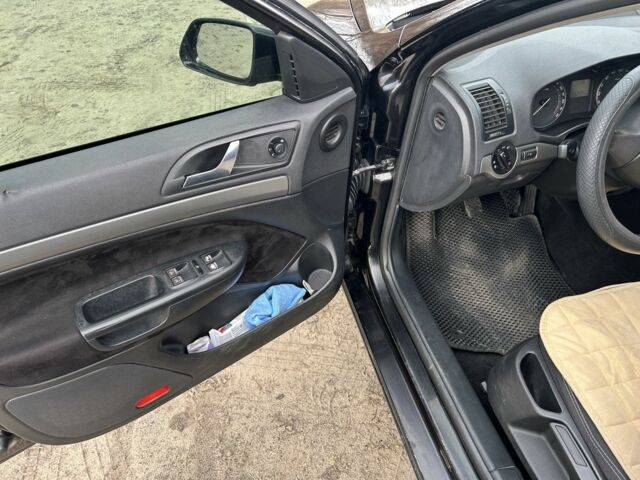 Черный Шкода Октавия, объемом двигателя 1.6 л и пробегом 253 тыс. км за 5800 $, фото 15 на Automoto.ua