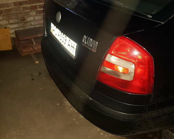 Черный Шкода Октавия, объемом двигателя 1.6 л и пробегом 528 тыс. км за 3058 $, фото 3 на Automoto.ua