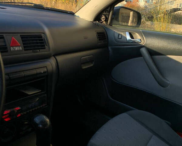 Черный Шкода Октавия, объемом двигателя 1.6 л и пробегом 260 тыс. км за 3700 $, фото 6 на Automoto.ua