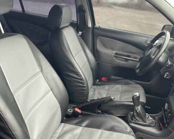 Черный Шкода Октавия, объемом двигателя 1.6 л и пробегом 204 тыс. км за 4100 $, фото 8 на Automoto.ua