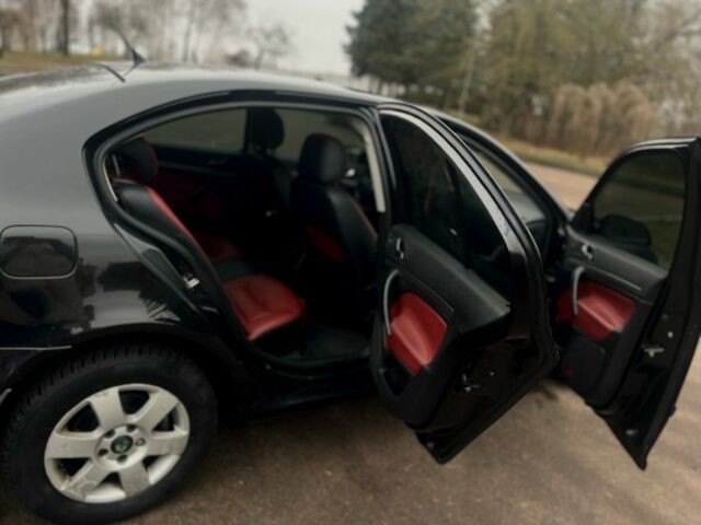 Черный Шкода Октавия, объемом двигателя 2 л и пробегом 240 тыс. км за 5300 $, фото 5 на Automoto.ua