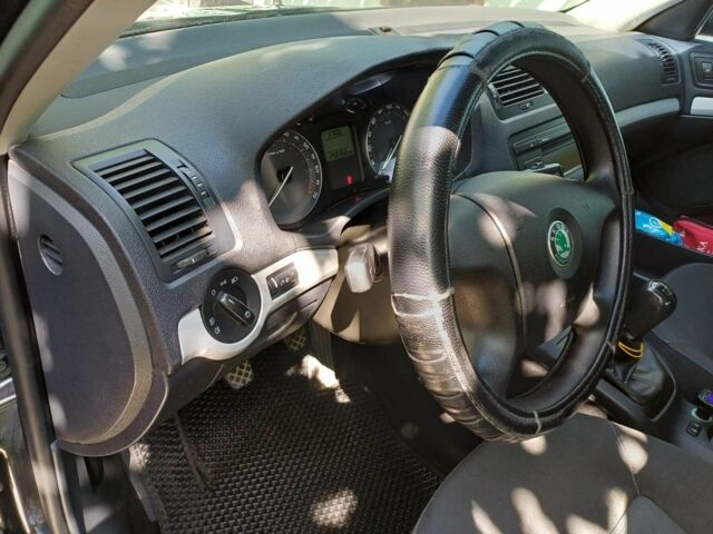 Черный Шкода Октавия, объемом двигателя 1.6 л и пробегом 260 тыс. км за 6500 $, фото 2 на Automoto.ua