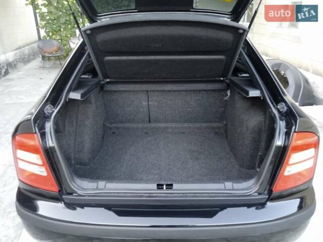 Черный Шкода Октавия, объемом двигателя 1.8 л и пробегом 320 тыс. км за 5600 $, фото 6 на Automoto.ua