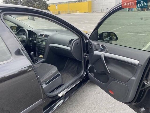 Черный Шкода Октавия, объемом двигателя 1.6 л и пробегом 210 тыс. км за 5600 $, фото 3 на Automoto.ua