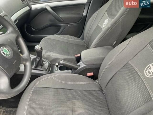 Черный Шкода Октавия, объемом двигателя 1.6 л и пробегом 210 тыс. км за 5600 $, фото 5 на Automoto.ua