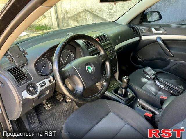 Черный Шкода Октавия, объемом двигателя 1.6 л и пробегом 255 тыс. км за 4000 $, фото 2 на Automoto.ua