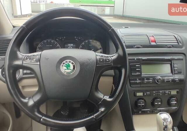 Черный Шкода Октавия, объемом двигателя 1.6 л и пробегом 218 тыс. км за 6999 $, фото 58 на Automoto.ua