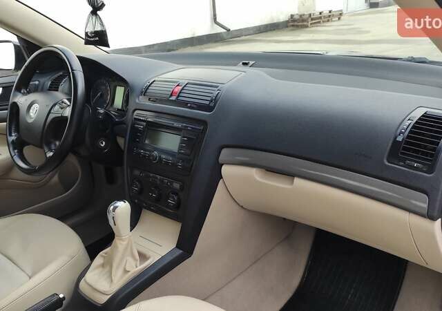 Черный Шкода Октавия, объемом двигателя 1.6 л и пробегом 218 тыс. км за 6999 $, фото 45 на Automoto.ua