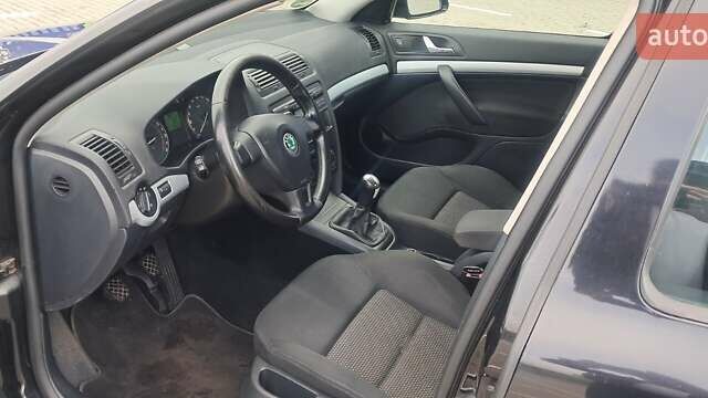 Черный Шкода Октавия, объемом двигателя 1.8 л и пробегом 226 тыс. км за 4500 $, фото 4 на Automoto.ua