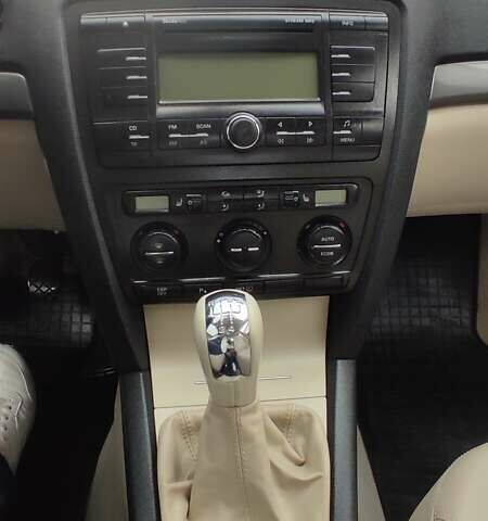 Черный Шкода Октавия, объемом двигателя 1.6 л и пробегом 218 тыс. км за 6999 $, фото 48 на Automoto.ua