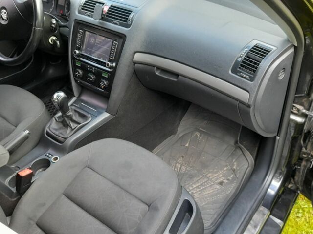 Черный Шкода Октавия, объемом двигателя 2 л и пробегом 269 тыс. км за 5000 $, фото 2 на Automoto.ua