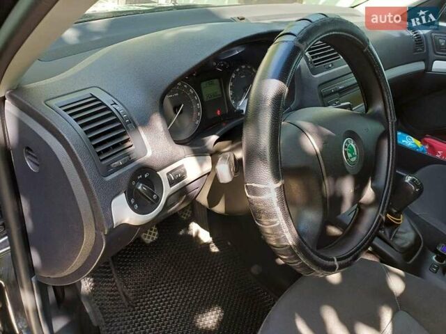 Черный Шкода Октавия, объемом двигателя 1.6 л и пробегом 260 тыс. км за 6500 $, фото 1 на Automoto.ua