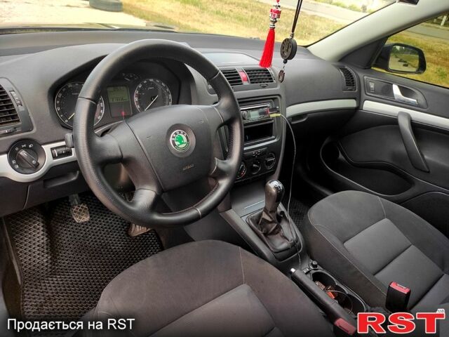 Черный Шкода Октавия, объемом двигателя 1.6 л и пробегом 212 тыс. км за 5700 $, фото 5 на Automoto.ua