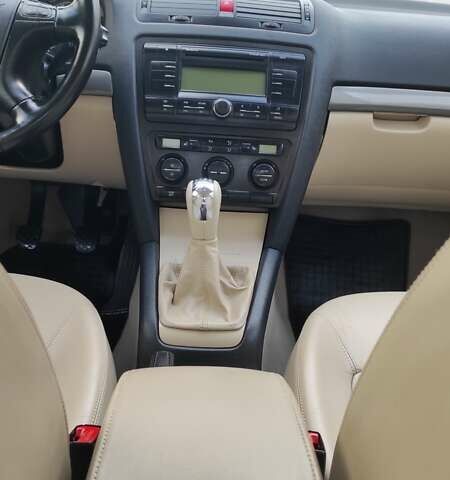 Черный Шкода Октавия, объемом двигателя 1.6 л и пробегом 218 тыс. км за 6999 $, фото 47 на Automoto.ua