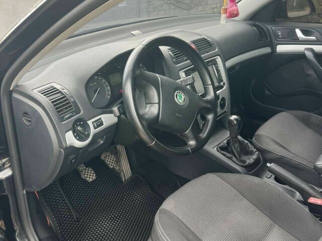 Черный Шкода Октавия, объемом двигателя 1.6 л и пробегом 290 тыс. км за 6350 $, фото 1 на Automoto.ua