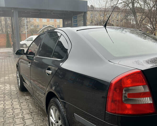 Черный Шкода Октавия, объемом двигателя 1.6 л и пробегом 301 тыс. км за 5600 $, фото 4 на Automoto.ua