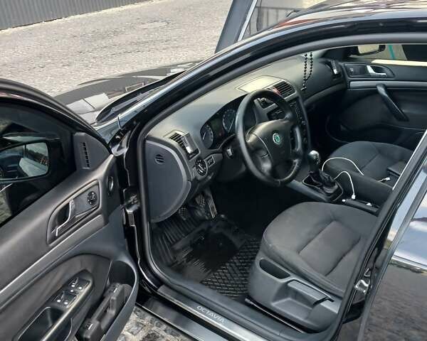 Черный Шкода Октавия, объемом двигателя 1.6 л и пробегом 285 тыс. км за 5700 $, фото 5 на Automoto.ua