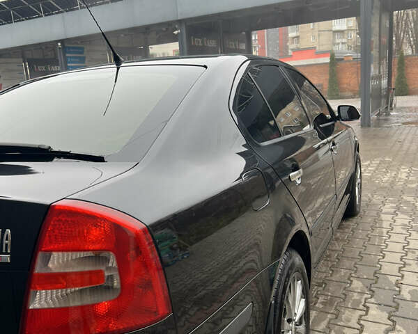 Черный Шкода Октавия, объемом двигателя 1.6 л и пробегом 301 тыс. км за 5600 $, фото 3 на Automoto.ua