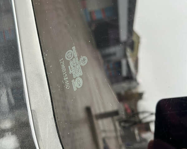 Черный Шкода Октавия, объемом двигателя 1.6 л и пробегом 301 тыс. км за 5600 $, фото 10 на Automoto.ua