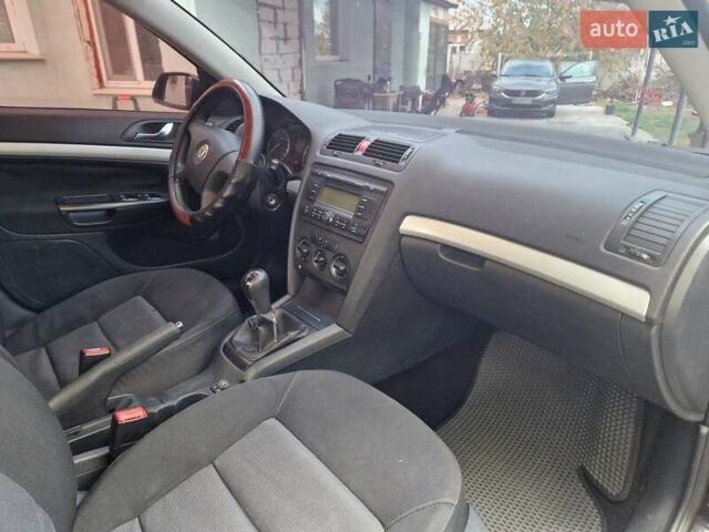 Черный Шкода Октавия, объемом двигателя 1.6 л и пробегом 213 тыс. км за 5800 $, фото 4 на Automoto.ua