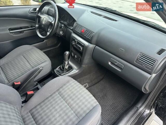 Черный Шкода Октавия, объемом двигателя 1.6 л и пробегом 215 тыс. км за 4950 $, фото 13 на Automoto.ua