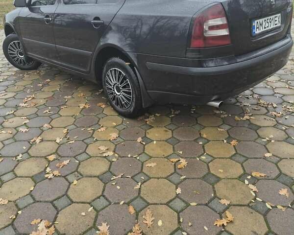 Черный Шкода Октавия, объемом двигателя 1.6 л и пробегом 315 тыс. км за 6300 $, фото 2 на Automoto.ua