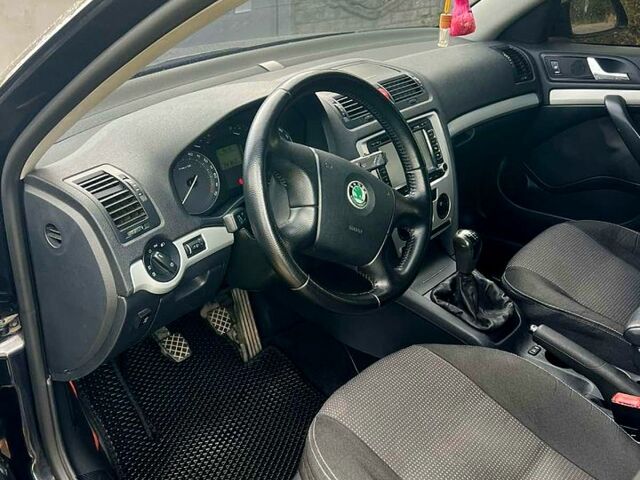 Черный Шкода Октавия, объемом двигателя 1.6 л и пробегом 290 тыс. км за 6350 $, фото 1 на Automoto.ua