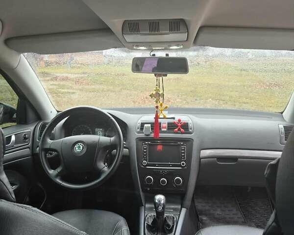 Черный Шкода Октавия, объемом двигателя 1.6 л и пробегом 315 тыс. км за 6300 $, фото 6 на Automoto.ua