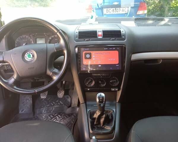 Черный Шкода Октавия, объемом двигателя 1.62 л и пробегом 210 тыс. км за 6500 $, фото 1 на Automoto.ua