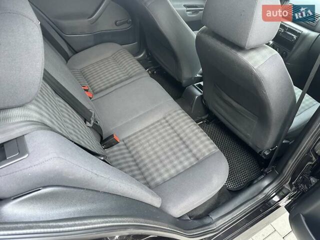 Черный Шкода Октавия, объемом двигателя 1.6 л и пробегом 215 тыс. км за 4950 $, фото 11 на Automoto.ua