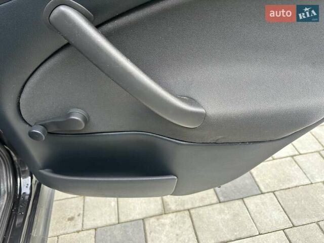 Черный Шкода Октавия, объемом двигателя 1.6 л и пробегом 215 тыс. км за 4950 $, фото 12 на Automoto.ua