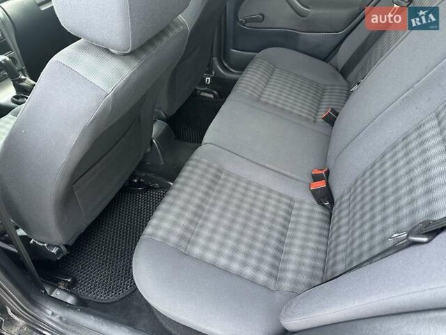 Черный Шкода Октавия, объемом двигателя 1.6 л и пробегом 215 тыс. км за 4950 $, фото 8 на Automoto.ua