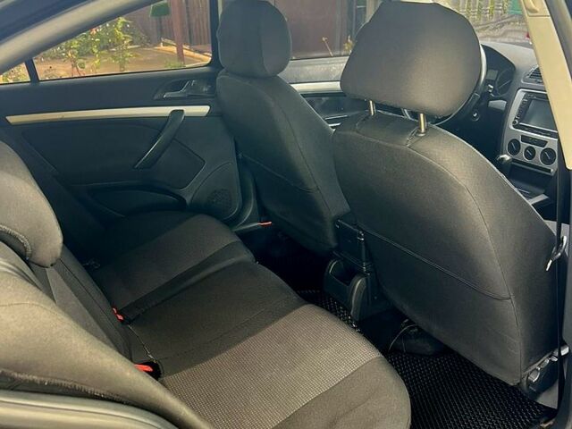 Черный Шкода Октавия, объемом двигателя 1.6 л и пробегом 290 тыс. км за 6350 $, фото 3 на Automoto.ua